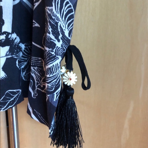 *NEW with tags*. John Mark mixed print elbow sleeve tassel trim top, size Small. - Picture 6 of 8